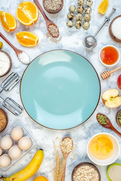 Talerz z kolorowym daniem